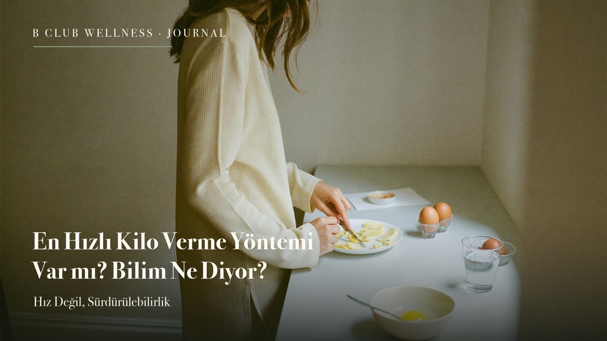 Kadın figür minimal bir mutfakta kahvaltı hazırlarken, sakin sabah ışığı, sage ve krem tonları