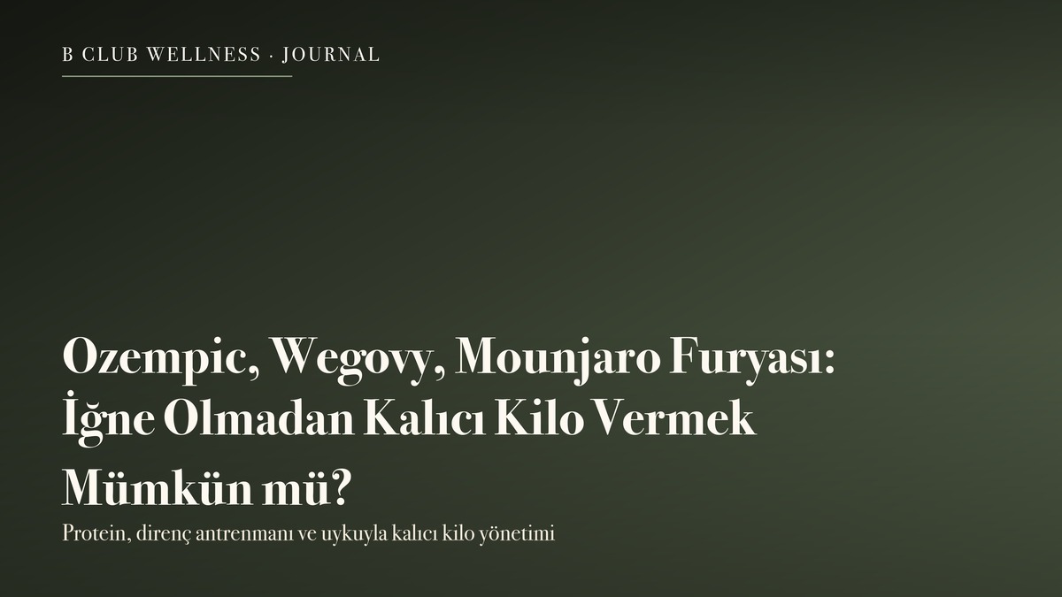 Minimalist bir ev sporu alanında arkadan görünen bir kadın, ağırlık rafı ve yoga matının yanında sakin bir duruşla duruyor; yumuşak sabah ışığı ve sade sage-krem tonlar.